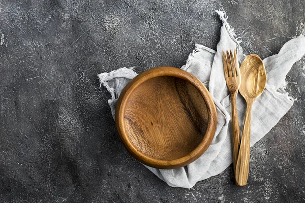 木盘子, 勺子, 在灰色的背景叉子。顶部视图. — 图库照片