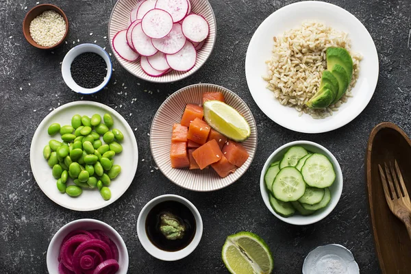 Färska ingredienser för ris edamame lax peta skål. Ovanifrån. — Stockfoto