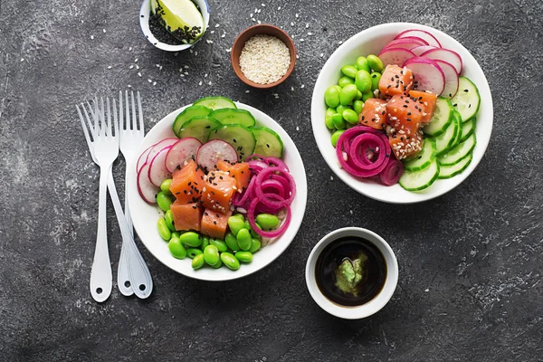 Receta de mariscos frescos. Tazón poke salmón de camarones con camarón fresco, arroz integral, pepino, cebolla dulce en escabeche, rábano, soja edamame porcionado con sésamo blanco y negro. concepto de alimentos poke bowl — Foto de Stock