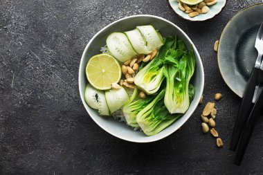 Boc choy limon salatalık vejetaryen tabağı sağlıklı bir diyet için. Üstten Görünüm