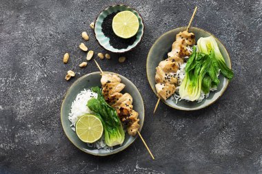 Teriyaki tavuk şiş, lahana bok choy, pirinç Buda kase. Sağlıklı beslenme kavramı. Üstten Görünüm.