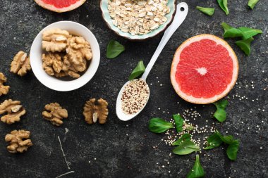 Sağlıklı bir kahvaltı, fındık, yulaf ezmesi, bal, böğürtlen, meyve, yabanmersini, portakal, nar tohumu, badem, ceviz. Mevsimlik doğal organik gıda kavramı. Üst görünüm