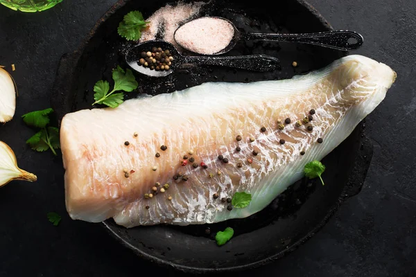 Filé de bacalhau fresco de peixe marinho branco antes de cozinhar com sal marinho, azeite, ervas e pimenta. Conceito de alimentação saudável — Fotografia de Stock