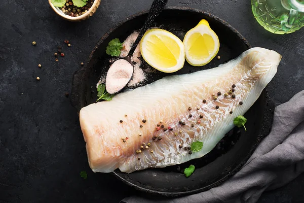 Filé de bacalhau fresco de peixe marinho branco antes de cozinhar com sal marinho, azeite, ervas e pimenta. Conceito de alimentação saudável — Fotografia de Stock