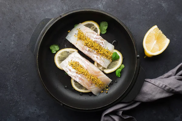 Filé de bacalhau cozido no vapor molho de manteiga-limão com ervas no forno. Vista superior. Numa assadeira. Alimentação saudável , — Fotografia de Stock