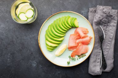 Keto usulü yemek. Avokado, dilimlenmiş et, zeytin, taze sebze ve ketojenik diyet için et. Üst Manzara. Sağlıklı beslenme,