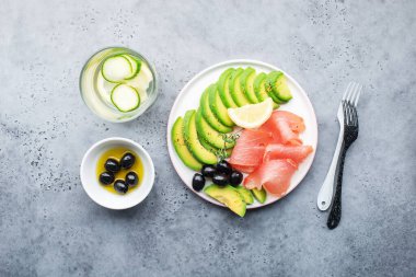 Keto usulü yemek. Avokado, dilimlenmiş et, zeytin, taze sebze ve ketojenik diyet için et. Üst Manzara. Sağlıklı beslenme,