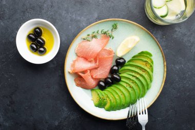 Et, avokado, zeytin harika bir keto aperatifi. Düşük karbonhidratlı besin. Diyet seçeneği. Üst görünüm,
