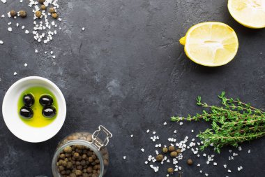 Siyah gıda çerçeve arka planı, taze aromalı otlar ve baharatlar, kopyalama alanı, üst görünüm. Tüm baharatlar, kekik, limon, arka planda zeytin.