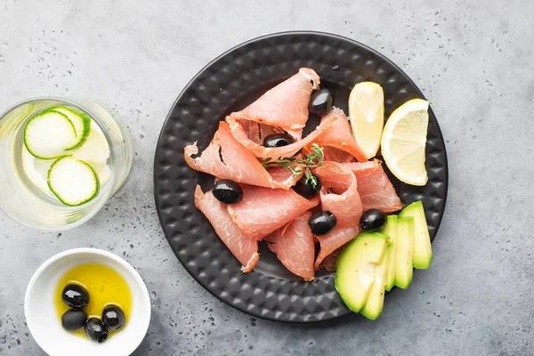 Kött, avokado, oliver är ett utmärkt ketomat. Lågt kolhydratinnehåll. Föda alternativ. Ovanifrån, — Stockfoto