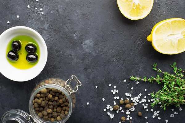 Siyah gıda çerçeve arka planı, taze aromalı otlar ve baharatlar, kopyalama alanı, üst görünüm. Tüm baharatlar, kekik, limon, arka planda zeytin. — Stok fotoğraf