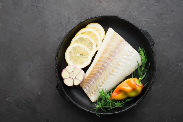 Caseiro simples saudável. Mercado de agricultores legumes bacalhau branco peixe em uma bandeja de cozimento: abobrinha, milho, cebola roxa, tomates cereja coloridos, micro verdes, limão. Vista superior — Fotografia de Stock