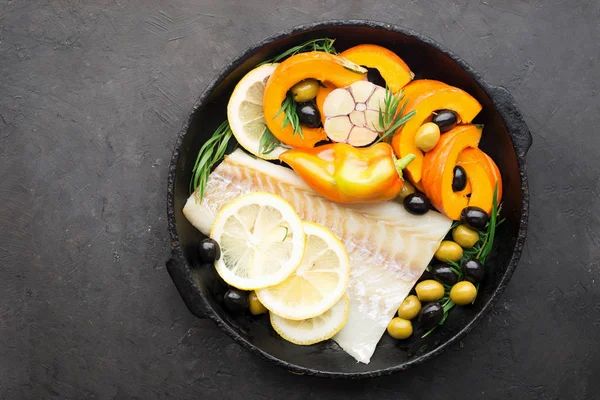 Caseiro simples saudável. Mercado de agricultores legumes bacalhau branco peixe em uma bandeja de cozimento: abobrinha, milho, cebola roxa, tomates cereja coloridos, micro verdes, limão. Vista superior — Fotografia de Stock