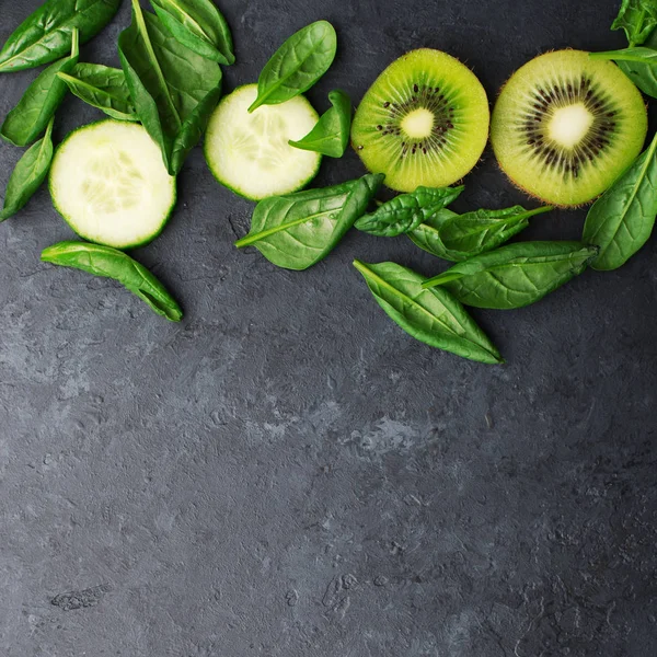Grüne saftige Früchte Gemüse Hintergrund. Kiwi, Spinat, Gurken, saftige Salatblätter, Spinat als gesunde Ernährung, saubere Kosmetik, grünes Leben. Ansicht von oben. Kopierraum, — Stockfoto