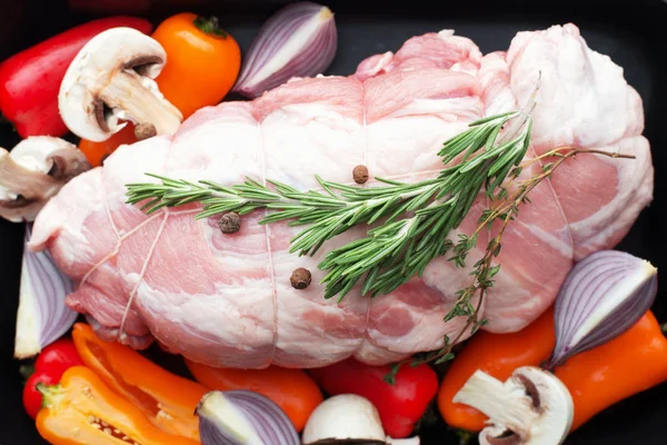 Pişirmeden önce sebzeli rulo domuz eti. Tatlı biberli et, mantar, baharatlı mor soğan, tüm baharatlar, biberiye, arka planda kekik. Üst görünüm.