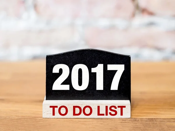 Nuevo año 2017 para hacer la lista en el letrero de pizarra en la mesa de madera en Bri — Foto de Stock