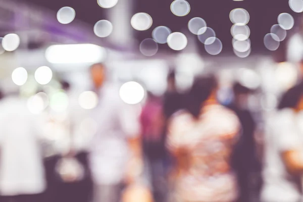 Fondo borroso: multitud de personas en la feria de la exposición con bokeh ligh — Foto de Stock