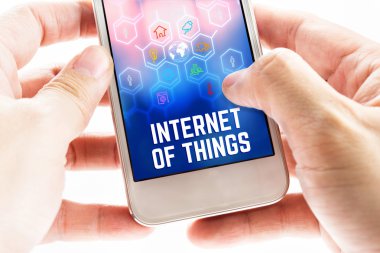 Yakın şeyler internet ile cep telefonu tutan iki el (