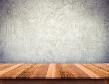 Boş kahverengi ahşap tahta masa üstü grunge beton duvarla, sahte 