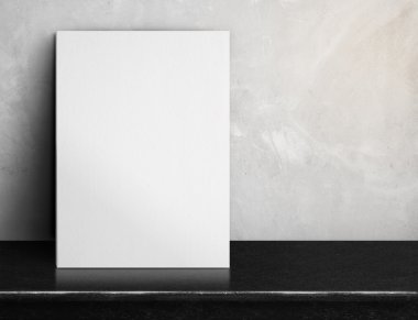 Gri beton siyah mermer masada boş beyaz kağıt poster 