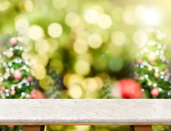 Mermer masa ile soyut bulanıklık Noel ağacı üstü arka plan wi — Stok fotoğraf