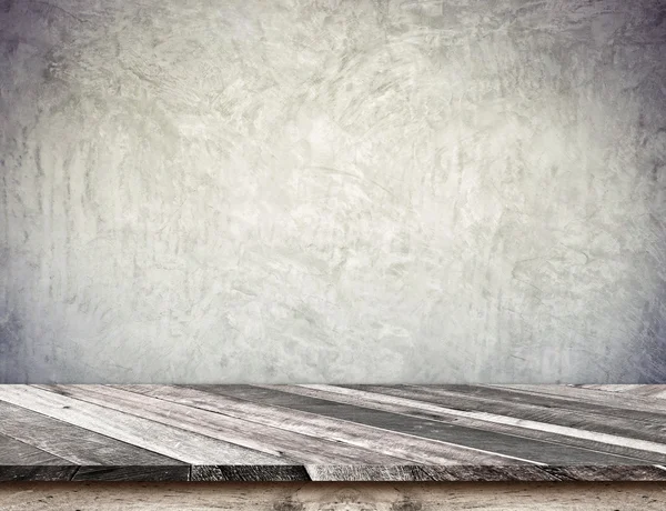 Пустая по диагонали деревянная доска столешница с гранж бетонной стеной, Мо — стоковое фото