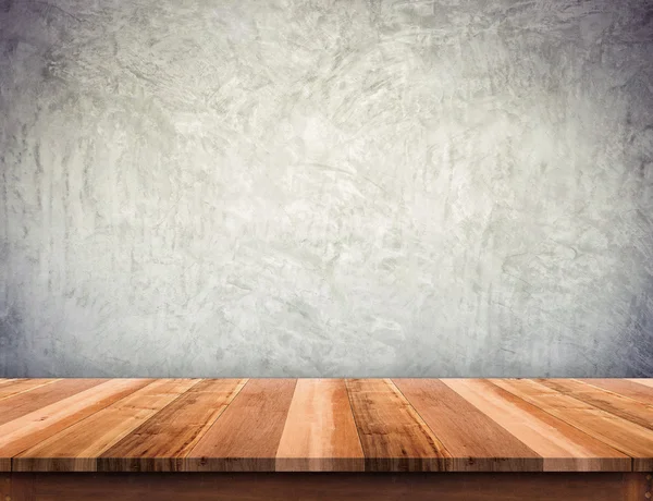 Lege bruin houten plank tafelblad met grunge betonnen wand, Mock — Stockfoto