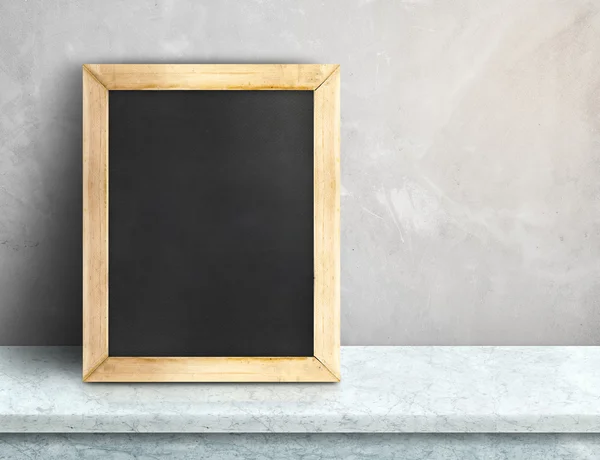 Leeg schoolbord op witte marmeren tafel in grijs betonnen wand, Tem — Stockfoto