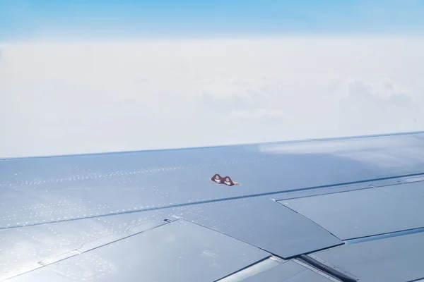 Εσωτερικη αεροπλάνο πτέρυγα με συννεφιασμένο ουρανό, ταξιδεύοντας έννοια — Φωτογραφία Αρχείου