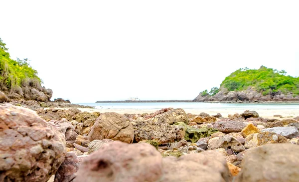 Bliska morza skały plaży z rozmycie tła linia morze, niskie ang — Zdjęcie stockowe