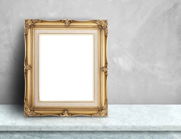 Blanker goldener viktorianischer Bilderrahmen auf weißem Marmortisch in grau — Stockfoto