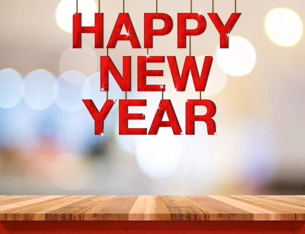 С наступающим Новым годом красное деревянное слово, висящее над деревянной столешницей с надписью: — стоковое фото