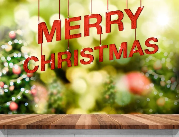 Feliz Natal palavra de madeira vermelha pendurada sobre tampo da mesa de madeira com b — Fotografia de Stock