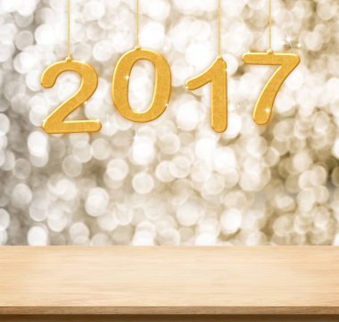 2017 yeni yıl düz ahşap masa üstü altın sparkl ile üzerinde asılı