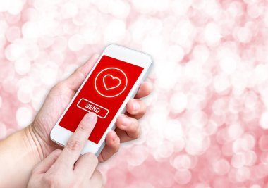 El telefon tutarak ve parlak pembe kalple göndermek için tıklayın 