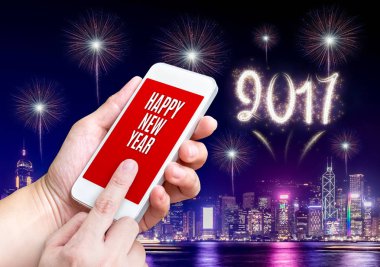 Holding mobil el ve gece c ile mutlu yeni yıl mesajı göndermek