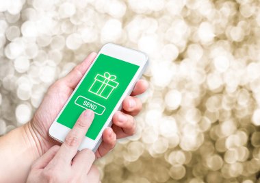 El telefon tutarak ve parlak altın b ile hediye göndermek için tıklayın