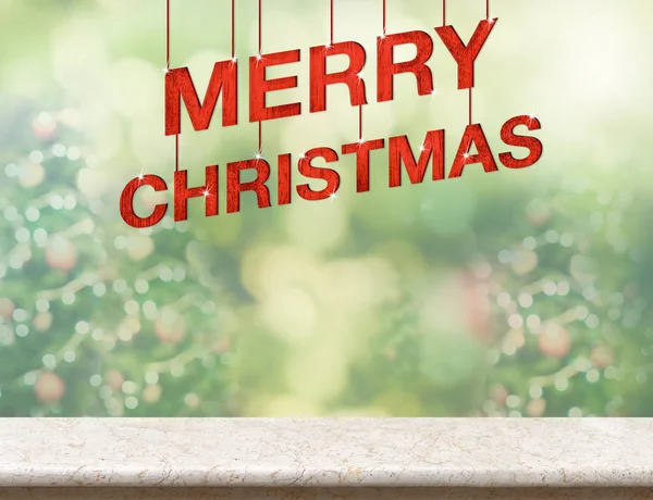 Feliz Natal texto vermelho pendurado sobre mesa de mármore com desfoque Chr — Fotografia de Stock