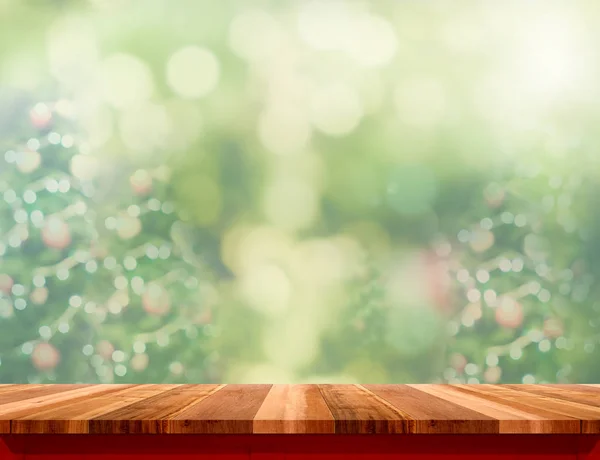 Leere Holzplanke Tisch mit unscharfem Weihnachtsbaum grünen Hintergrund — Stockfoto