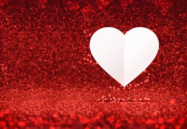 Papel branco coração flutuando no vermelho espumante brilho quarto backgro — Fotografia de Stock