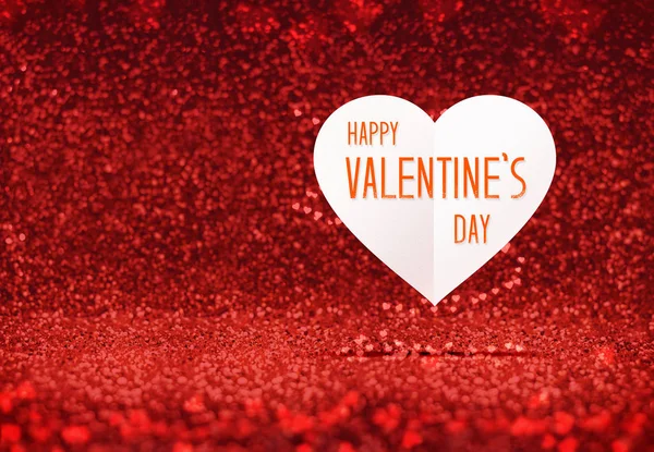 З днем Святого Валентина на білому папері серце в червоному блискучому блиску — стокове фото