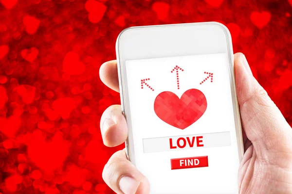 Hareket eden telefon ile aramak için aşk tutan el kadar kapatın ve duymak