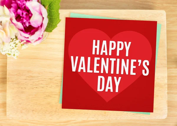 Widok z góry drewniane płyty z szczęśliwy Valentine's day na czerwone serce — Zdjęcie stockowe