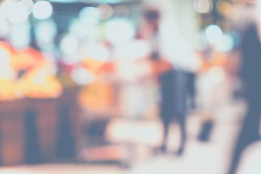 Arka plan bulanık, müşteri ile süpermarket mağazasında alışveriş 