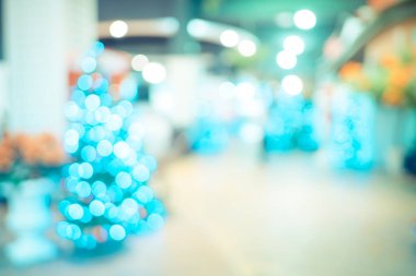 Arka plan bulanık, grup bokeh ile Noel ağacı süsle