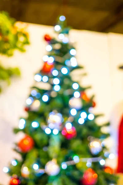 背景をぼかした写真、ピンぼけ光とクリスマス ツリー — ストック写真