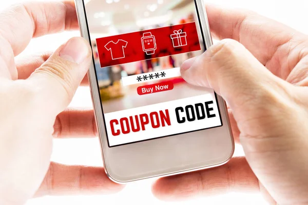 Close-up twee hand bedrijf mobiele telefoon met coupon code woord en — Stockfoto