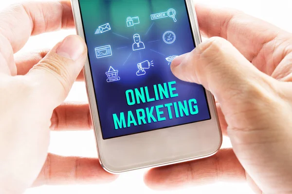 Közelről két kézzel gazdaság mozgatható telefon-val online marketing munka — Stock Fotó