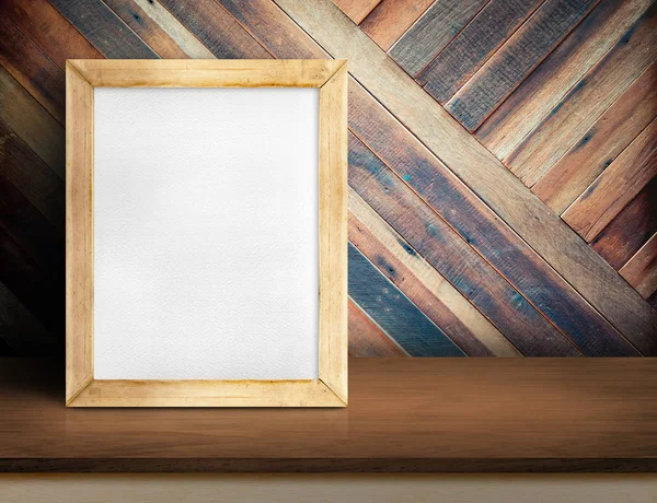 Whiteboard op gewone houten tafelblad op diagonale tropisch hout — Stockfoto