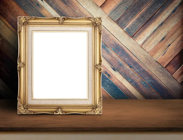 Gouden Victoriaanse fotolijst op houten tafelblad op tropische dia — Stockfoto